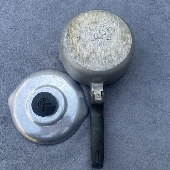 Vintage Magnalite 1 Quart Aluminum Saucepan With Lid & Black Handle Double Spout - Picture 4 of 10